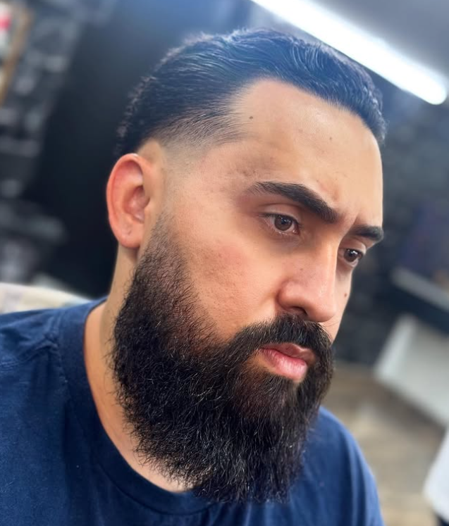 Barba cheia alinhada na navalha