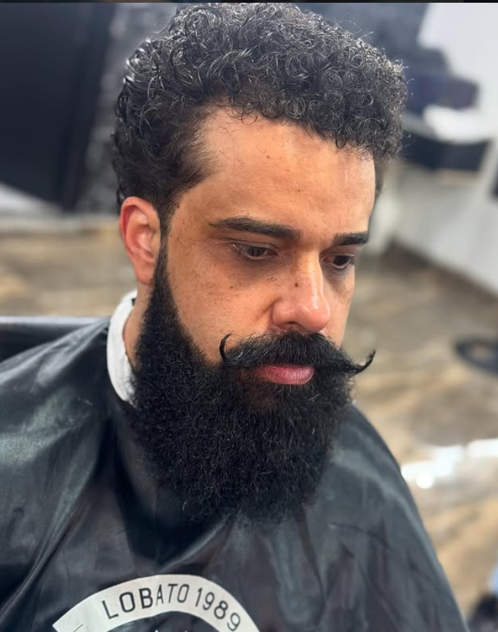 Barba e bigode modelados